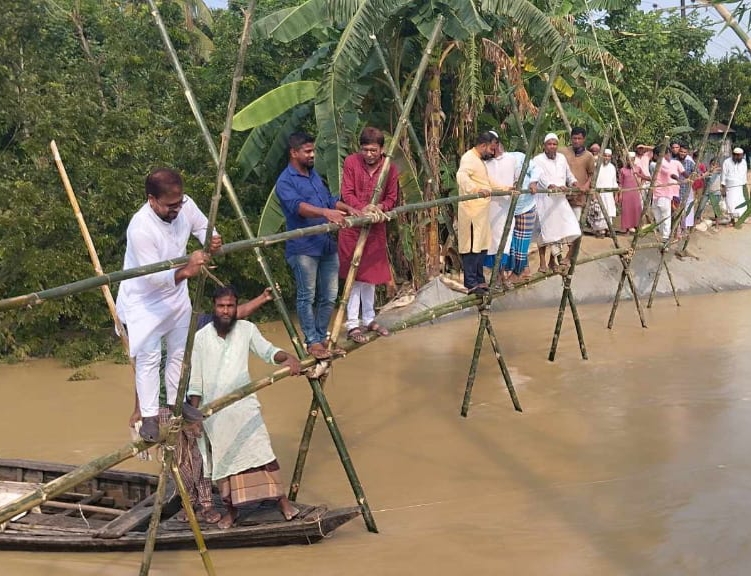 বন্যায় ভেঙে যাওয়া রাস্তায় সাকু নির্মাণ করে প্রায় ১৮ হাজার মানুষের যাতায়াত সচল করলো জামায়াত 