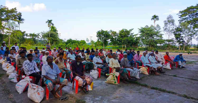 নেত্রকোনায় বন্যায় ক্ষতিগ্রস্ত কৃষকদের মাঝে বীজ ও সার বিতরণ