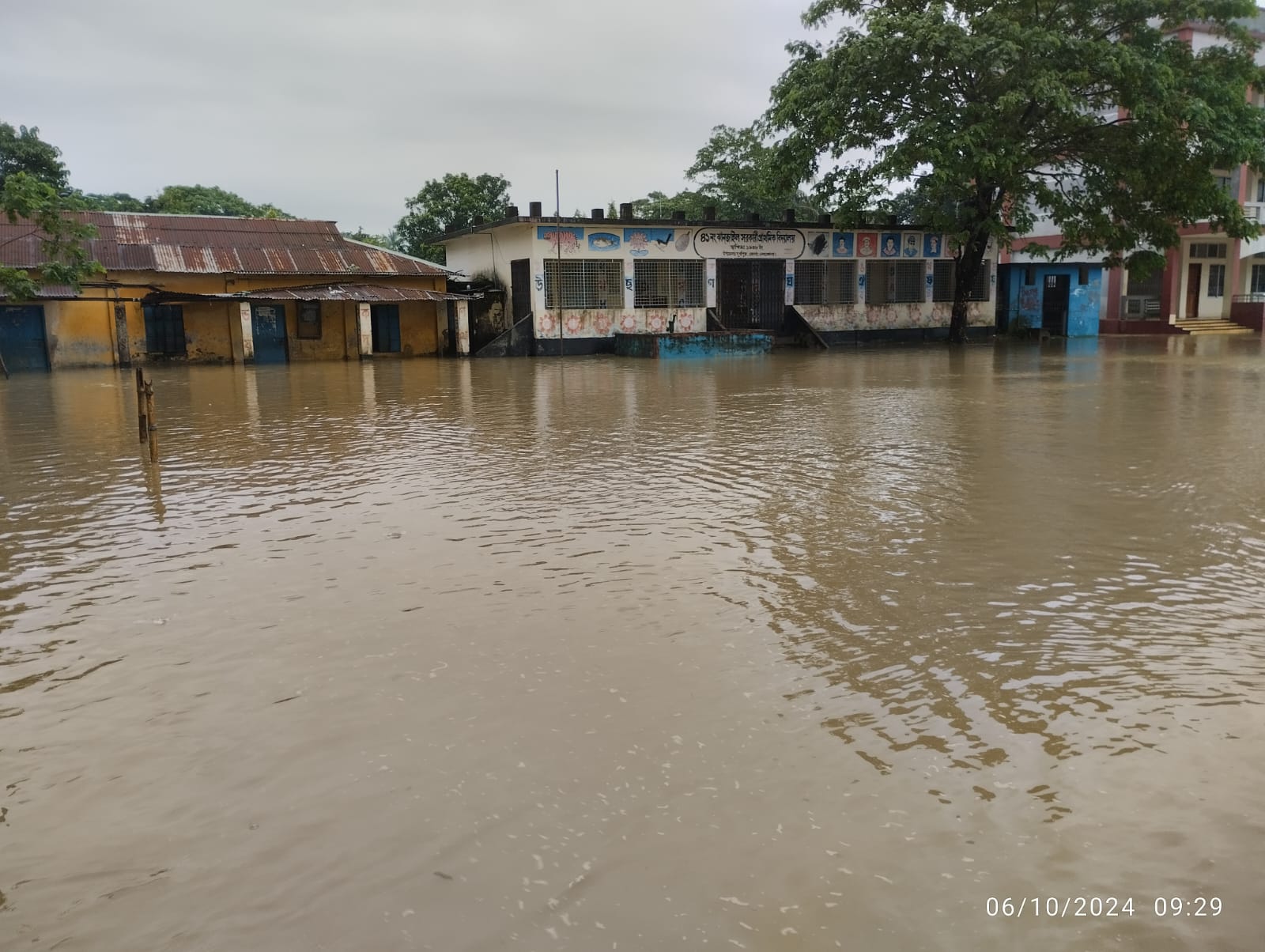 নেত্রকোনায় টানা বর্ষণ ও পাহাড়ী ঢলে গৃহবন্দি কয়েক  হাজার মানুষ,