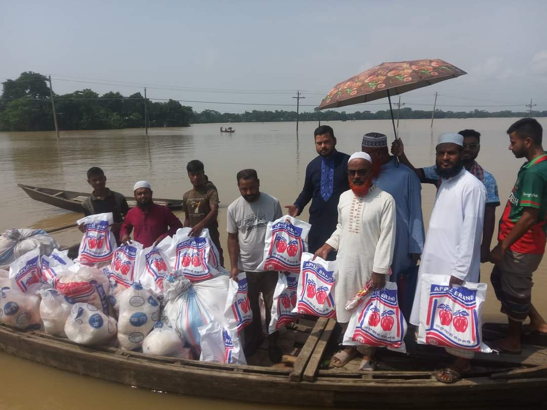 নেত্রকোণার দূর্গাপুরে বন্যা কবলিত এলাকায় উপজেলা জামায়াতের উদ্যোগে শুকনো খাবার বিতরণ